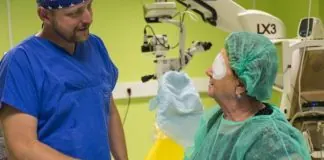 Chirurg a pacientka s krytím na oku na operačnej sále