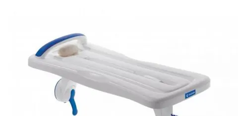 Biele sedátko na vaňu s modrými úchytmi